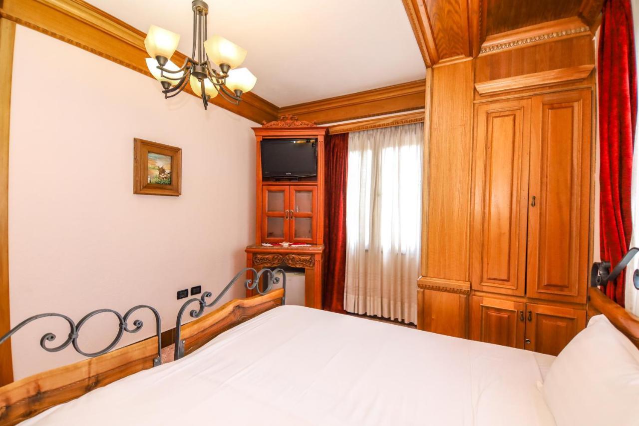 Brilant Antik Center Hotel Тирана Екстер'єр фото